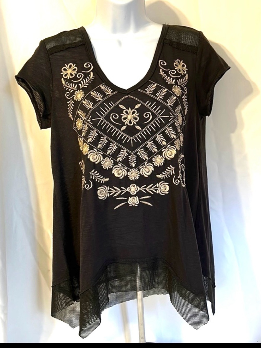 Clover & Scout Woman’s Size Medium Dark Gray Short Sleeve Embroidered Shirt